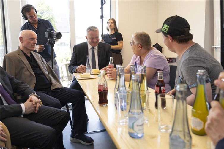 Ministerpräsident Gordon Schnieder (Mitte) nahm sich bei seinem Besuch im Lebenshilfehaus in Sinzig Zeit für das persönliche Gespräch Bewohnerinnen und Bewohnern. Links: Lebenshilfe-Vorsitzender Ulrich van Bebber, 2. v. r.: Andrea Münz