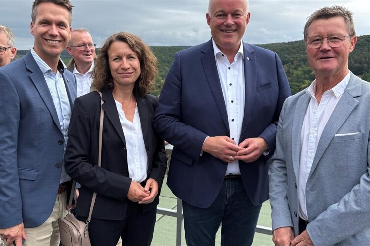 Ministerpräsident Gordon Schnieder mit Landrätin Cornelia Weigand, Bürgermeister der Kreisstadt Pascal Rowald und Ortsvorsteher Richard Lindner