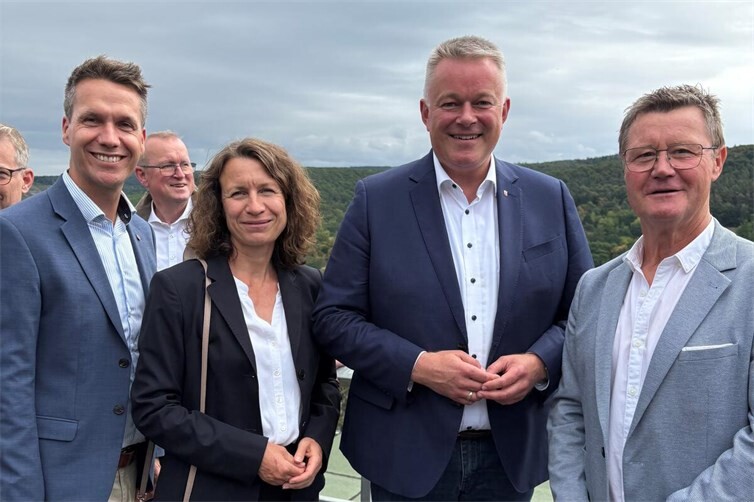 Ministerpräsident Gordon Schnieder mit Landrätin Cornelia Weigand, Bürgermeister der Kreisstadt Pascal Rowald und Ortsvorsteher Richard Lindner