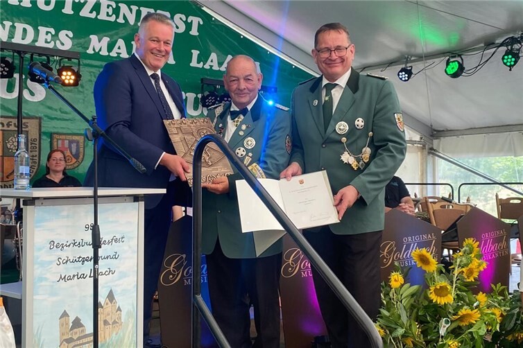 Ministerpräsident Gordon Schnieder überreichte den Gastgebern zu ihrem 150. Gründungsjubiläum das große rheinland-pfälzische Wappenschild.