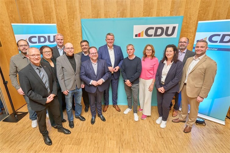 Ministerpräsident Gordon Schnieder zusammen mit Vorstand und Ehrengästen nach der erfolgreichen Veranstaltung in Weitersburg: (v.l.n.r.) Richard Humberg, Jürgen Schmied, MdL, Alexandra Menge, Michael Zimmer, Dr. Kai Lemler, Marco Pusdeddu, Pascal Badziong, Ministerpräsident Gordon Schnieder, Marian Künzel, Mechthild Heil, MdB, Renate Münz, Peter Moskopp, MdL und Staatssekretär Torsten Welling.  