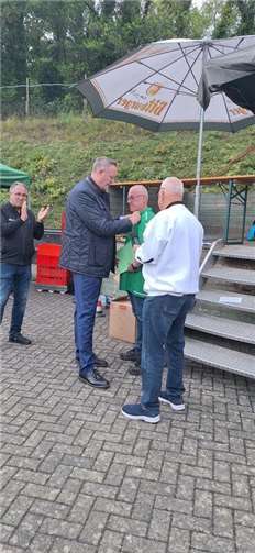Ministerpräsident Schweitzer ehrt Manfred Lietz beim Jugendturnier.