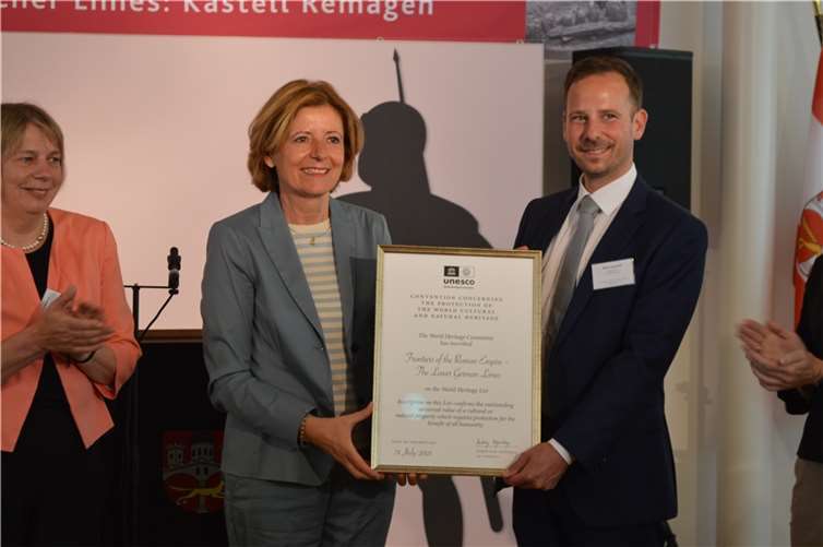 Ministerpräsidentin Dreyer gibt die Urkunde zur Aufnahme ins Weltkulturerbe direkt an Bürgermeister Björn Ingendahl weiter.