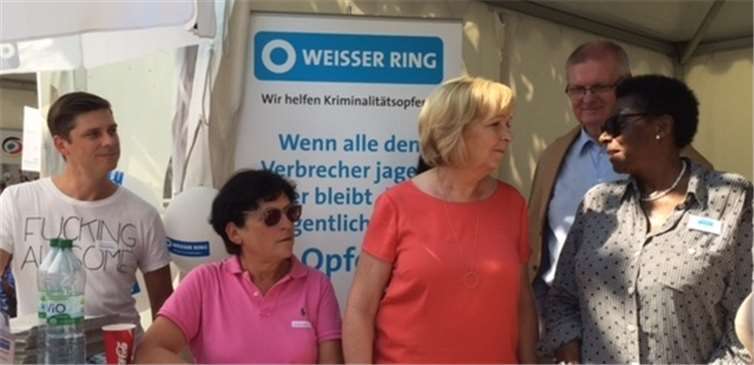 Ministerpräsidentin Hannelore Kraft (Zweite von rechts) im Gespräch mit den Mitarbeitern.privat