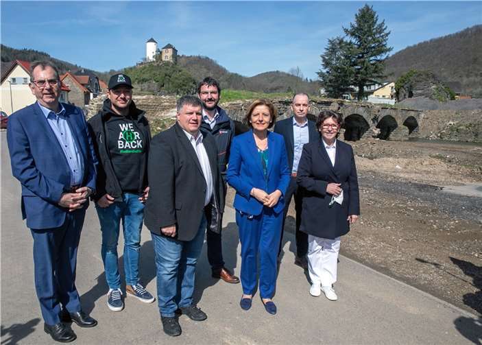 Ministerpräsidentin Malu Dreyer (Dritte von rechts) stellte in Kreuzberg die „Aufsuchenden Beratung“ vor. Mit dabei waren (von links) Georg Knieps von der Verbandsgemeinde Altenahr, Thomas Pütz vom Helfer Shuttle, Altenahrs Ortsbürgermeister Rüdiger Fuhrmann, Malteser-Projektleiter Wolfgang Haidinger, ISP-Vorstand Ulrich Link und ADD-Vizepräsidentin Begoña Hermann.  Fotos: JOST