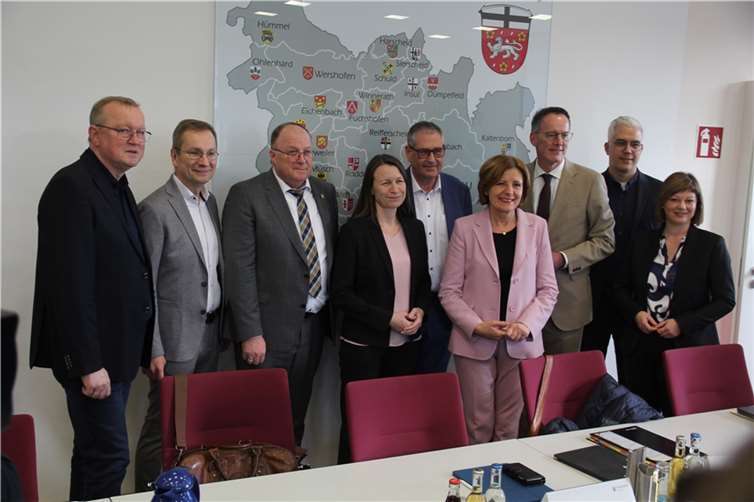 Ministerpräsidentin Malu Dreyer, Innenminister Michael Ebling, Staatssekretärin Nicole Steingaß, Landrätin Cornelia Weigand und die hauptamtlichen Bürgermeister der betroffenen Kommunen im Ahrtal Foto: EA / Adams