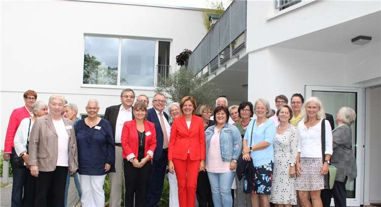 Ministerpräsidentin Malu Dreyer (Mitte) mit den ehrenamtlichen Hospizbegleiterinnen- und Begleitern des Hospizverein Rhein-Ahr am „Hospiz im Ahrtal“. Fotos: DU