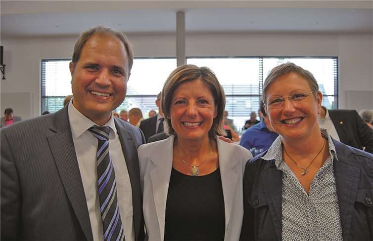 Ministerpräsidentin Malu Dreyer (Mitte) und SPD-Landtagskandidatin Karin Küsel-Färber im Gespräch mit der SPD St. Sebastian. privat