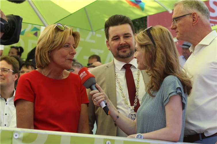 Ministerpräsidentin Malu Dreyer auf der Ehrentribüne beim Interview.