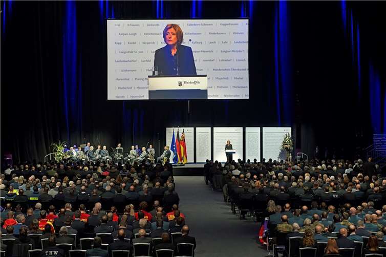 Ministerpräsidentin Malu Dreyer bei dem Staatsakt in der Ring-Arena am Nürburgring. Fotos: BURG