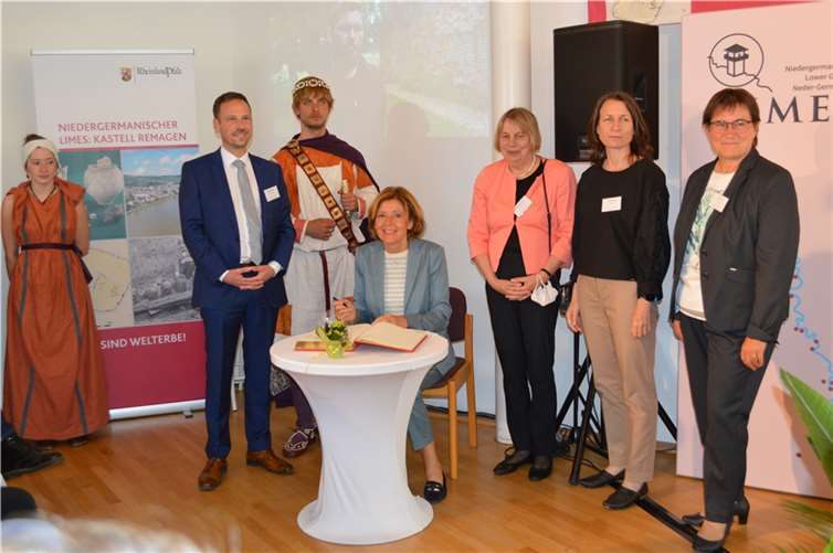 Ministerpräsidentin Malu Dreyer beim Eintrag ins Goldene Buch der Stadt Remagen.