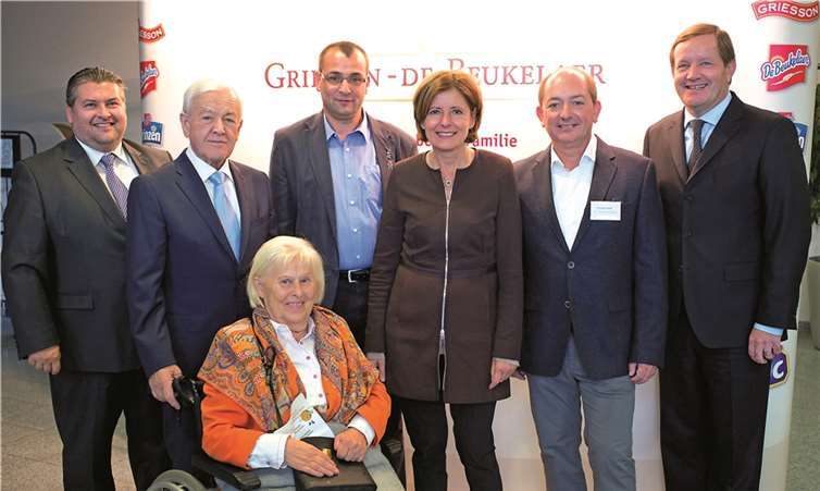Ministerpräsidentin Malu Dreyer besuchte jetzt den Gebäckhersteller Griesson - de Beukelaer (GdB) am rheinland-pfälzischen Hauptstandort Polch. Auf Einladung des Polcher Betriebsrates nahm sie an der Betriebsversammlung im Forum Polch teil. Ministerpräsidentin Malu Dreyer (Fünfte von links) beim Besuch der Betriebsversammlung des Gebäckherstellers Griesson – de Beukelaer am Standort in Polch. Herbert Piel / P!ELmedia