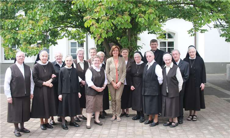 Ministerpräsidentin Malu Dreyer betonte bei ihrem Besuch auf der Insel Nonnenwerth die Bedeutung der Ordenstradition für das Land Rheinland-Pfalz. Staatskanzlei RLP