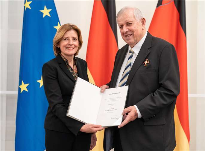 Ministerpräsidentin Malu Dreyer hat Roland Walther mit dem Landesverdienstorden ausgezeichnet. Foto: Staatskanzlei RLP/Dinges