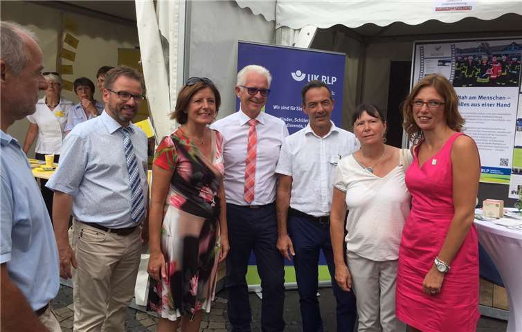 Ministerpräsidentin Malu Dreyer, ihr Mann Klaus Jensen (links), Sozialministerin Sabine Bätzing-Lichtenthäler (rechts), Umweltministerin Ulrike Höfken und Mayens Oberbürgermeister Wolfgang Treis informierten sich bei Geschäftsführer Manfred Breitbach und Abteilungsleiter Jörg Zervas am Stand der Unfallkasse Rheinland-Pfalz. privat
