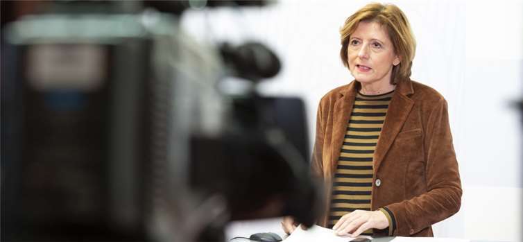 Ministerpräsidentin Malu Dreyer informiert auf einer Pressekonferenz über die Notwendigkeit eines Shutdowns bis hinein ins neue Jahr. Foto: © Staatskanzlei RLP/Pulkowski