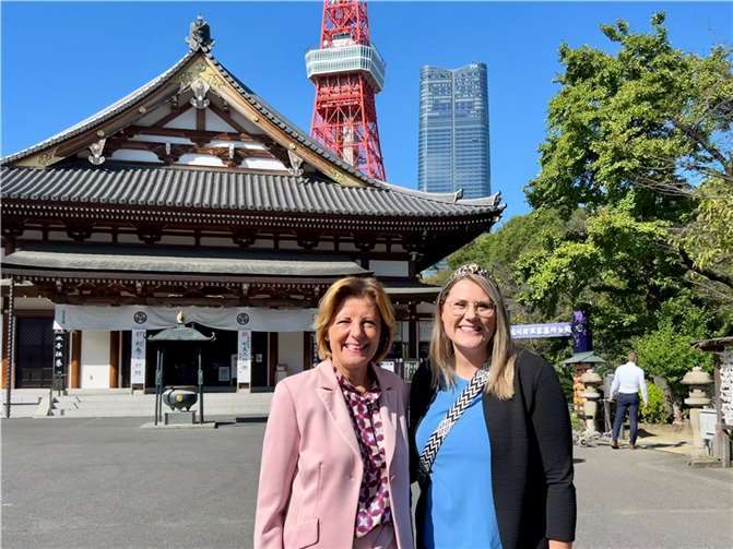 Ministerpräsidentin Malu Dreyer (l.) und Ahrweinkönigin Katja Hermann vor dem Tokyo Tower.