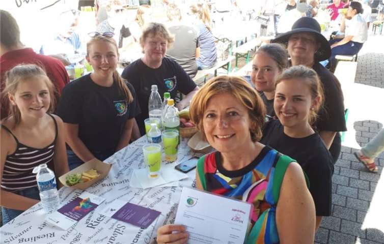 Ministerpräsidentin Malu Dreyer (li.) empfing das JRK Klotten beim Rheinland-Pfalz-Tag. Foto: Privat