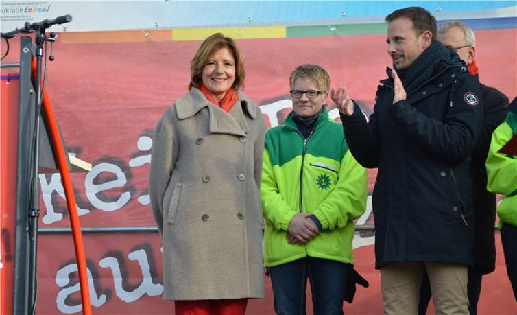 Ministerpräsidentin Malu Dreyer mit Bürgermeister Björn Ingendahl und einer Vertreterin der Polizeigewerkschaft.Fotos: AB