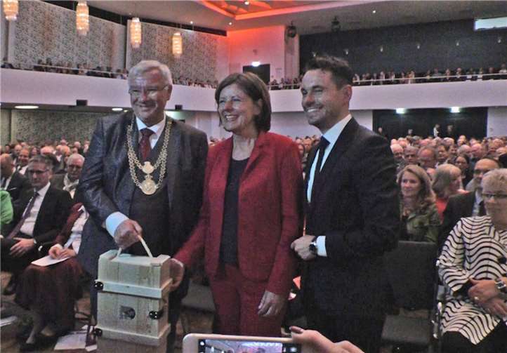 Ministerpräsidentin Malu Dreyer mit dem scheidenden und neuem OB.