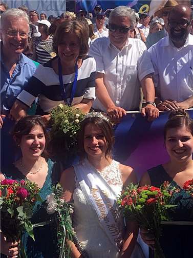 Ministerpräsidentin Malu Dreyer nahm von Marktkönigin Kathrin und den Pagen Nadine und Anna-Lena Blumensträuße entgegen. BMV Bad Ems