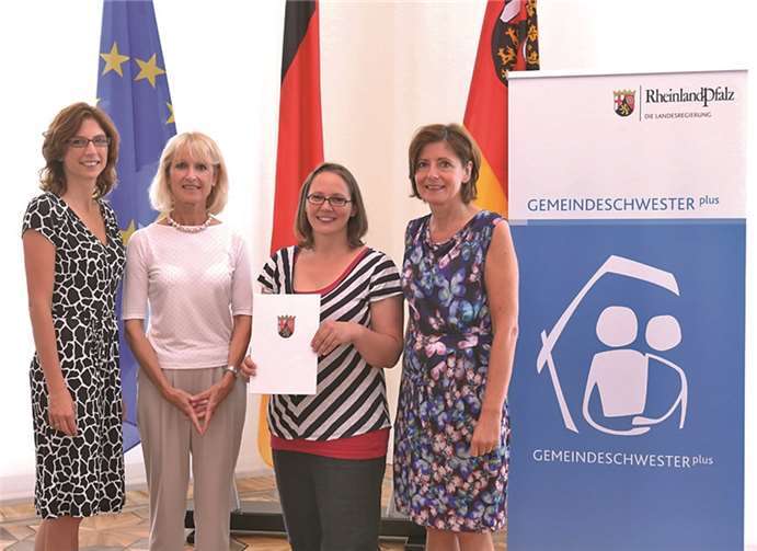 Ministerpräsidentin Malu Dreyer (r.) und Sozialministerin Sabine Bätzing-Lichtenthäler (l.) bei der Überreichung der Urkunde an die Koblenzer Bürgermeisterin Marie-Theres Hammes-Rosenstein (2.v.l.) und Anne Schnütgen, Mitarbeiterin der Stabsstelle des Amtes für Jugend, Familie, Senioren und Soziales. Staatskanzlei RLP / Sell
