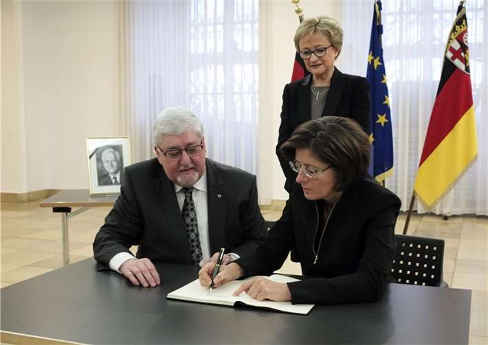 Ministerpräsidentin Malu Dreyer trägt sich gemeinsam mit Landtagspräsident Joachim Mertes in das Kondolenzbuch zum Tod von Bundespräsident a.D. Richard von Weizsäcker ein. Foto: Sämmer / © Staatskanzlei RLP