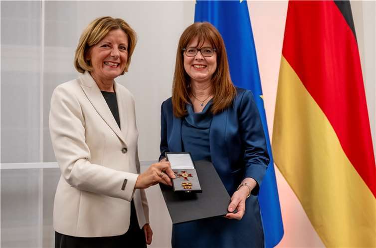 Ministerpräsidentin Malu Dreyer überreichte Manuela Altenkamp den Landesverdienstorden für ihr außergewöhnliches Engagement.  Foto: Staatskanzlei RLP / Torsten Silz