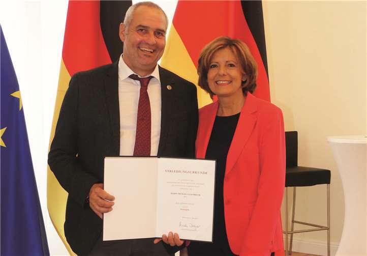 Ministerpräsidentin Malu Dreyer überreichte Michael Ullenbruch die Urkunde persönlich. Fotos: -FRE-