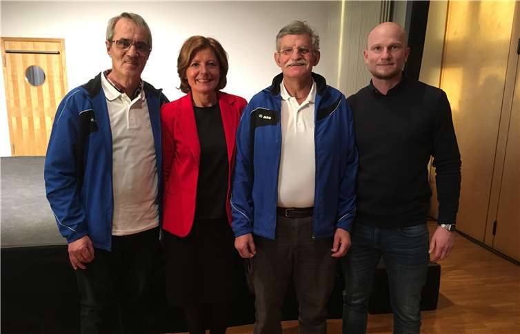 Ministerpräsidentin Malu Dreyer überreichte den Spendenscheck an die Vertreter von Fortuna Ebernach. Foto: privat