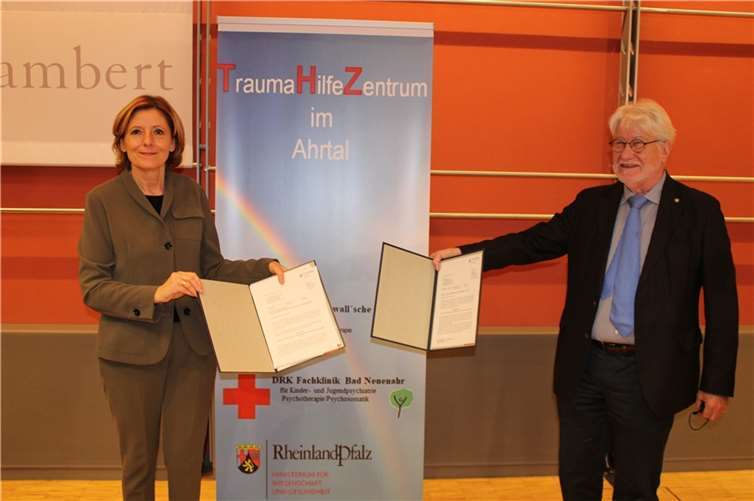 Ministerpräsidentin Malu Dreyer und Dr. Christoph Smolenski (Geschäftsführer Dr. von Ehrenwallsche Klinik) bei der offiziellen Eröffnung des Trauma-Hilfe-Zentrum im Ahrtal in Lantershofen.Foto: DU