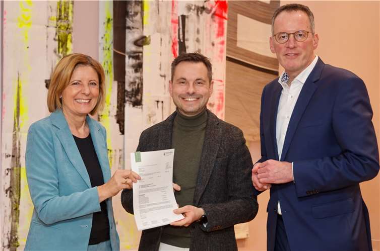 Ministerpräsidentin Malu Dreyer und Innenminister Michael Ebling haben dem Oberbürgermeister der Stadt Koblenz, David Langner, einen Förderbescheid aus dem rheinland-pfälzischen Investitionsstock 2023 in Höhe von über 16,75 Millionen Euro überreicht. Quelle: Staatskanzlei RLP