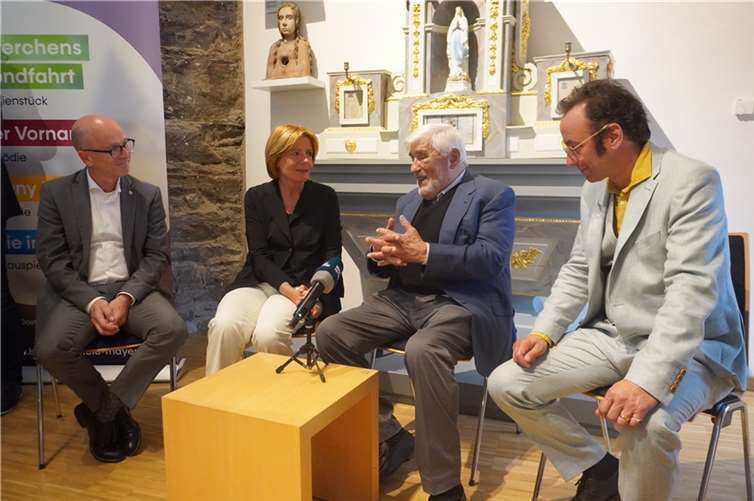 Ministerpräsidentin Malu Dreyer und Schauspieler Mario Adorf, Ehrenbürger und Schirmherr der Burgfestspiele, zu Besuch in Mayen.  Foto: CF