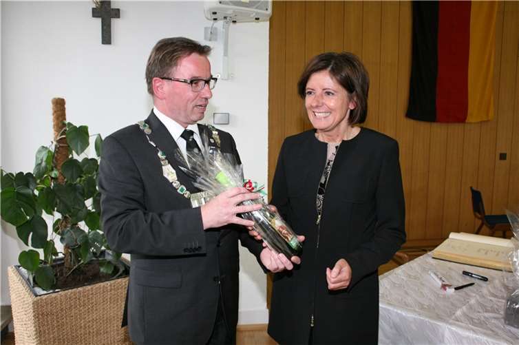 Ministerpräsidentin Malu Dreyer wird von Oberbürgermeister Wolgang Treis mit einem Präsent verabschiedet.