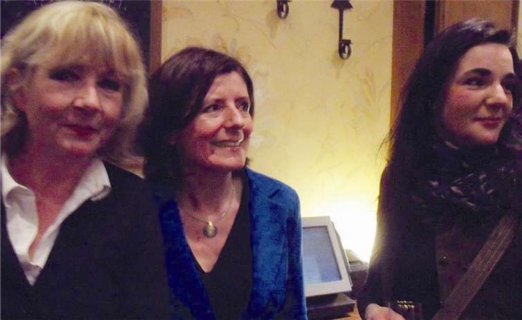 Ministerpräsidentin Malu Dreyer wurde mit stehenden Ovationen begrüßt und ließ es sich nicht nehmen, mit vielen Genossinnen und Genossen ein paar Worte zu wechseln.privat