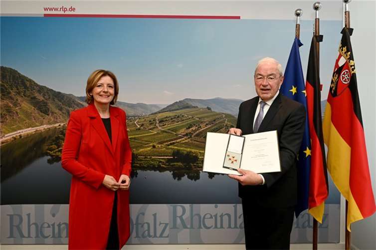 Ministerpräsidentin Malu Dreyer zeichnet Gernot Mittler mit dem Landesverdienstorden aus. Foto: © Staatskanzlei RLP / Schäfer