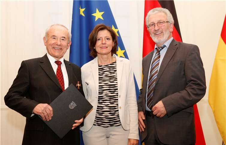 Ministerpräsidentin Malu Dreyer zeichnete Hans-Dieter Gassen (li.) mit dem Landesverdienstorden aus. Staatskanzlei RLP/Sämmer