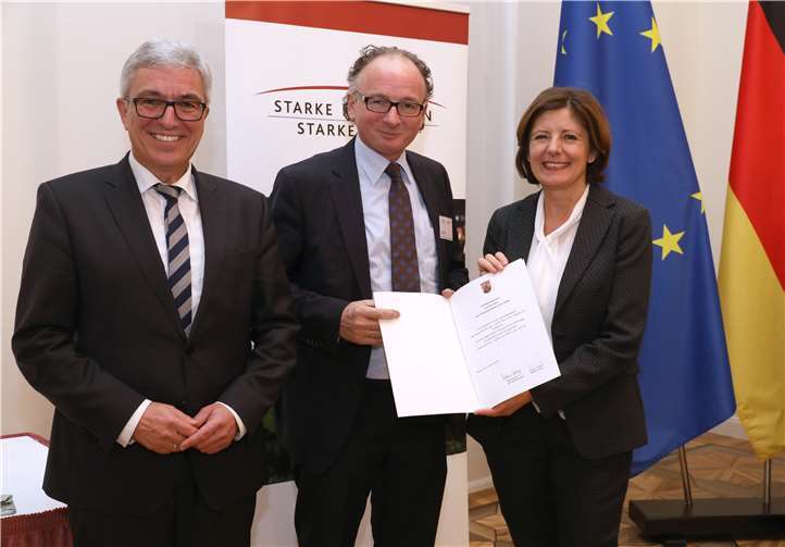 Miniterpräsidentin Malu Dreyer überreichte im Beisein von Innenminister Roger Lewentz die Teilnahmeurkunde an Andernachs Oberbürgermeister Achim Hütten (Mitte). Staatskanzlei RLP / Alexander Sell