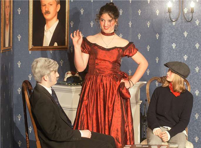 Minna weiß noch nicht, dass sie entlarvt ist. v.l.: Matthias Pauly (Graf Dorincourt), Lijana Music (Minna), Pauline Janßen (Cedric).