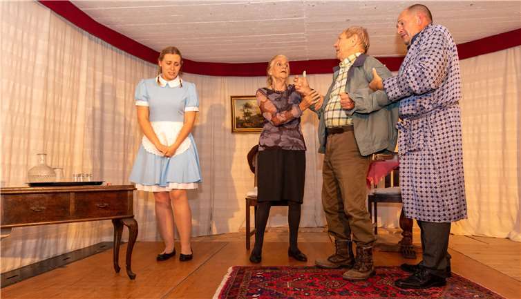 Minnas Vater (2.v.r.) ist vor Wut kaum zu halten, weil er seine Tochter (l.) unehelich schwanger wähnt. Fotos: CEW