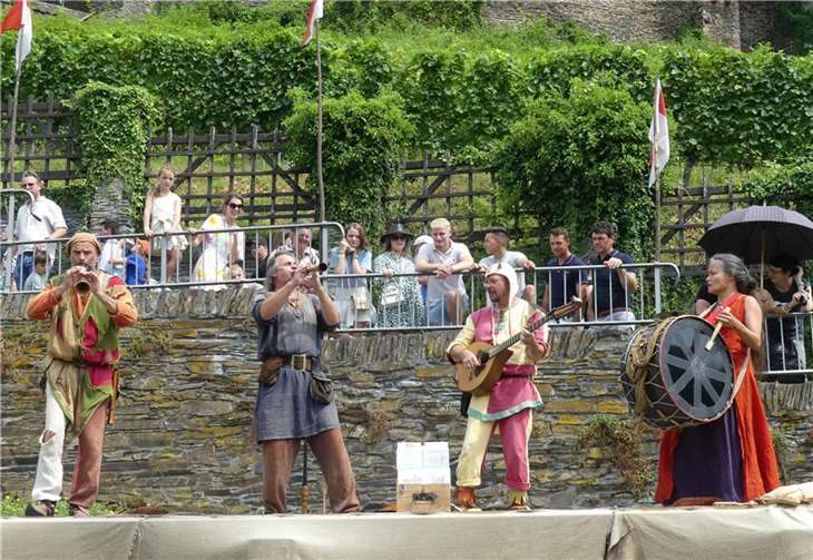 Minnesänger, Flötenspieler, Trommler und Künstler am Saiteninstrument erfreuten mit historischen Klängen.