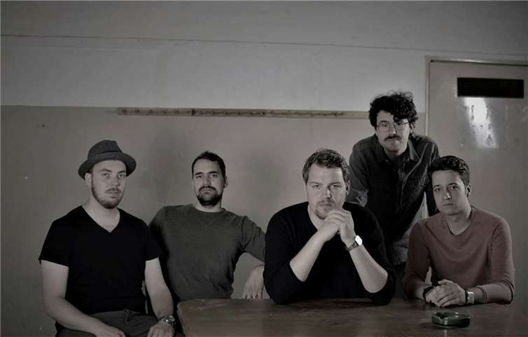 Minor Cabinet - v.li.n.re.: Roman Dönicke (Schlagzeug), Paul Krobbach (Bass), Julian Jasny (Gesang, Gitarre), Christian Peitz (Keyboards), Robert Kaber (Solo-Gitarre). privat