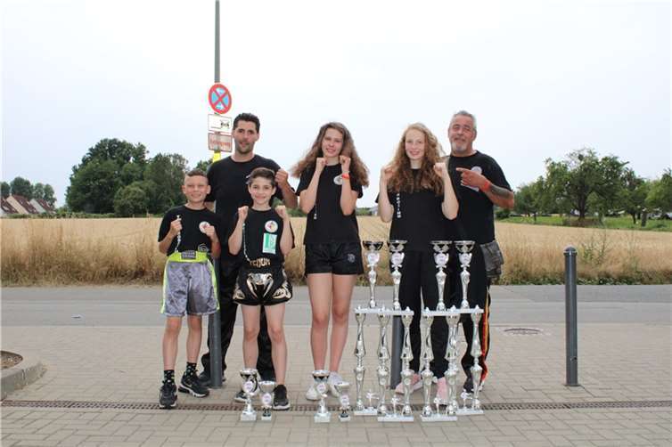 Mio Andric, Thomas Schmitz, Taylor Schmitz, Jule Schaprian und Felice Karger. Rechts daneben Willi Zinken.  Fotos: privat