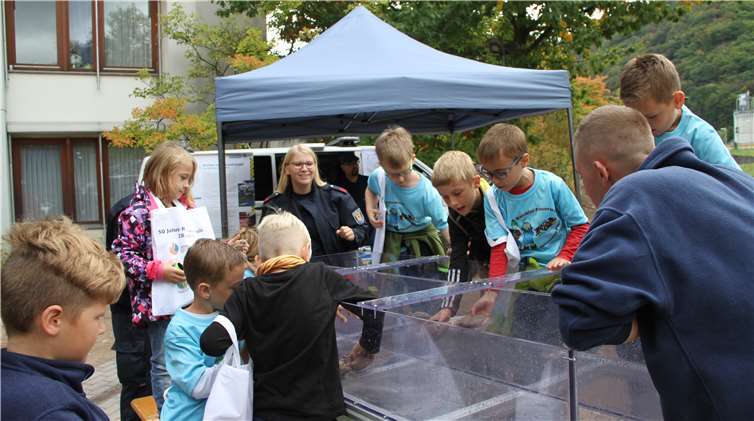 Mir Sandsäckchen bauten die Kinder einen Miniaturdeich.
