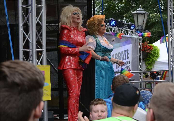 Ein CSD zwischen Politik und Party „Mira Coli“ und „Molly Mountain“ vom Kulturschock in Köln.