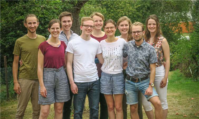 Mira Pütz (2.v.l.) aus Bad Bodendorf baut seit Oktober 2019 zusammen mit Pablo Eberhardt (v.l.) aus Köln, Philipp Verpoort aus Monheim am Rhein, Enno Rosinger aus Essen, Leonie Sendker aus Köln, Miriam Beulting aus Münster, Tabea Hosak aus Saarbrücken, Simon Wehden aus Essen-Werden und Johanna Jetter aus Heidelberg die Initiative „Klima-Mitbestimmung JETZT“ auf. Foto: Philipp Verpoort