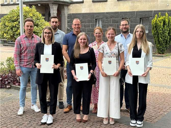 Mira Schlich (vorne links) ist zur Verbandsgemeinde-Inspektorin ernannt worden und Imke Born (vorne, 2. v. l.), Anna-Lisa Spitzley (vorne, 3. v. l.) sowie Johanna Marie Schäfer (vorne rechts) beginnen ihre Ausbildung in der VG-Verwaltung Mendig. Zur Begrüßung und zur Ernennung wurden sie von (hintere Reihe, von links) Fabian Schneider, Büroleiter, Florian Rieser, Personalratsvorsitzender, Jörg Lempertz, Bürgermeister VG Mendig, Caroline Hamann, Gleichstellungsbeauftragte, und Stefan Frey, Personalabteilung, empfangen.  Foto: VG Mendig / Pauly