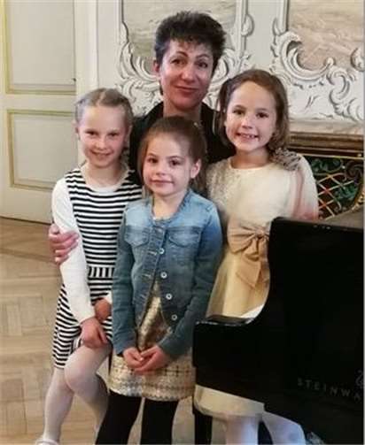 Mira Schwabe, Frau Karmanova, Melissa Bischoff, Aliena und Emmi Kurtenacker (v. li. ).Foto: Pressestelle der Kreisverwaltung