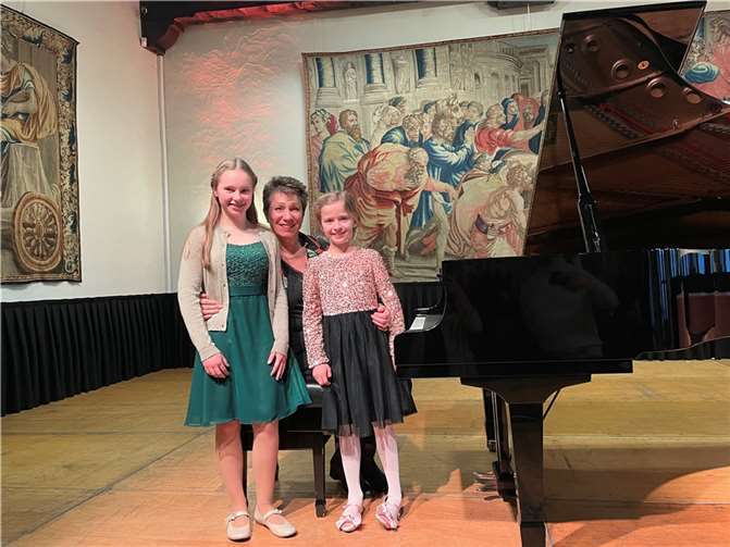 Mira Schwabe und Amy Schäfer konnten in Luxemburg jeweils zwei Preise gewinnen.  Foto: Christoph Herche, Pressestelle des Westerwaldkreises