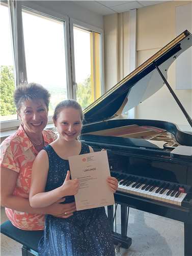 Mira Schwabe und ihre Klavierlehrerin Liudmila Karmanova freuen sich über die gute Platzierung. Foto: Astrid Schwabe